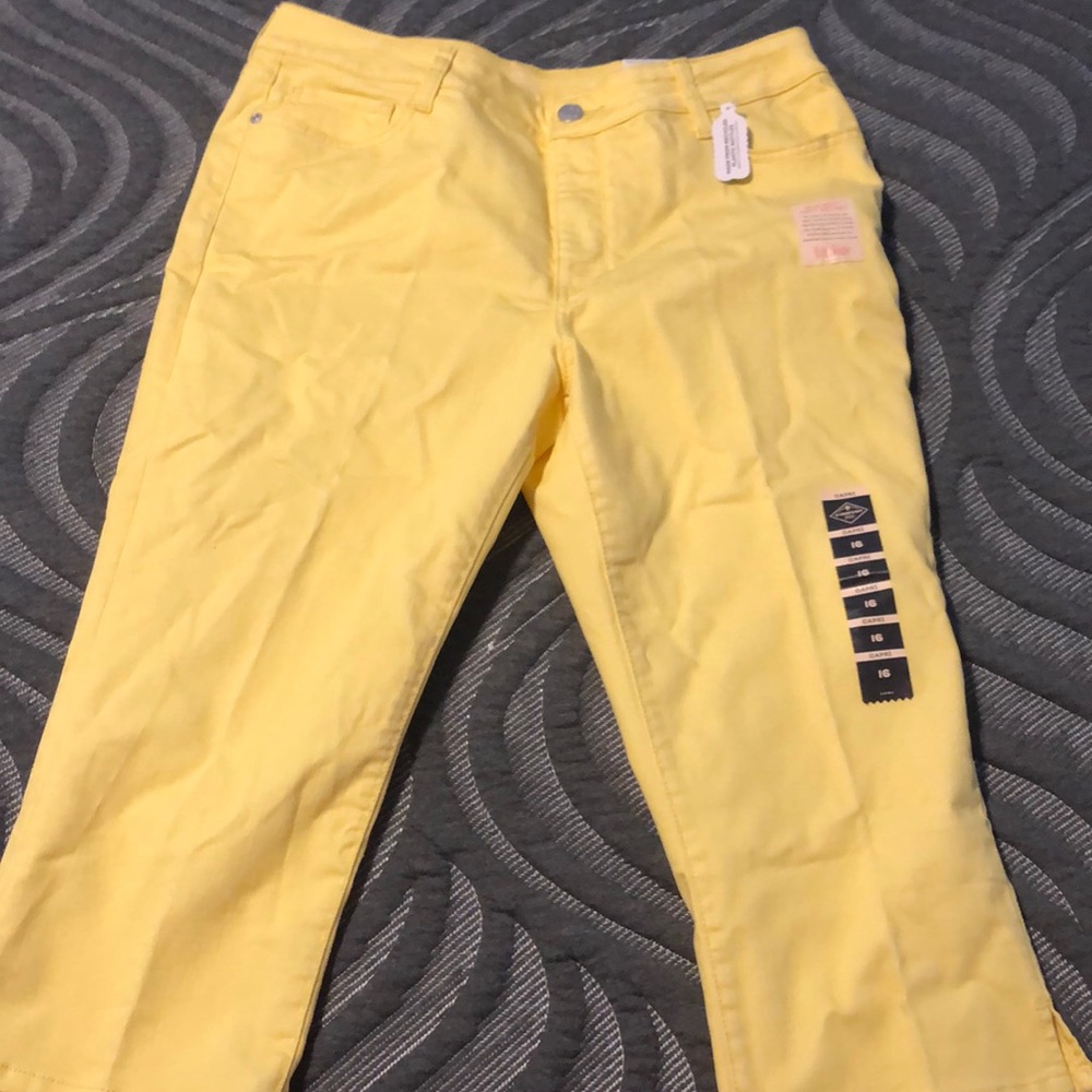 NWT yellow capri pants size 16